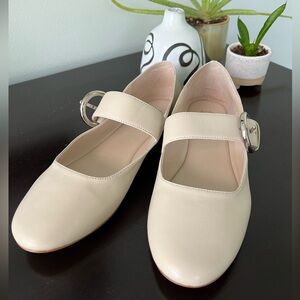 🎉Host Pick🎉Softest Leather Flat Ivory House of Harlow 1960.